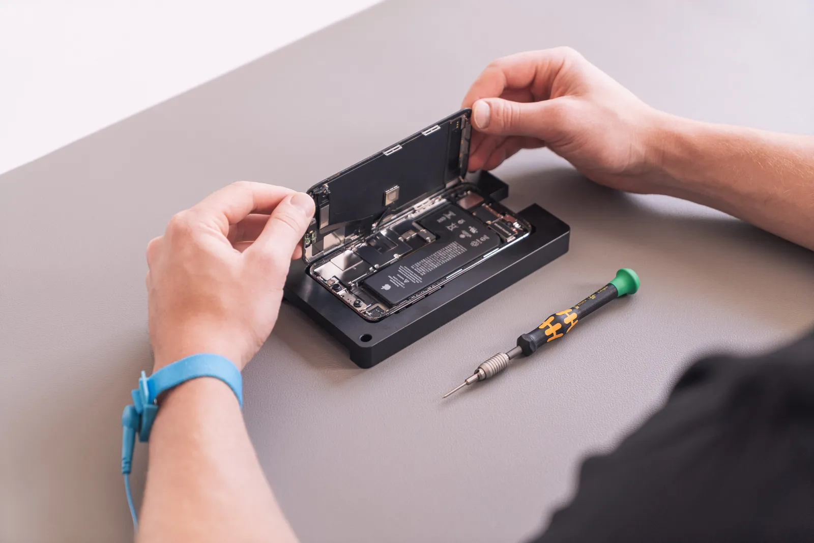 We Fix Phones & Data Recovery Lab