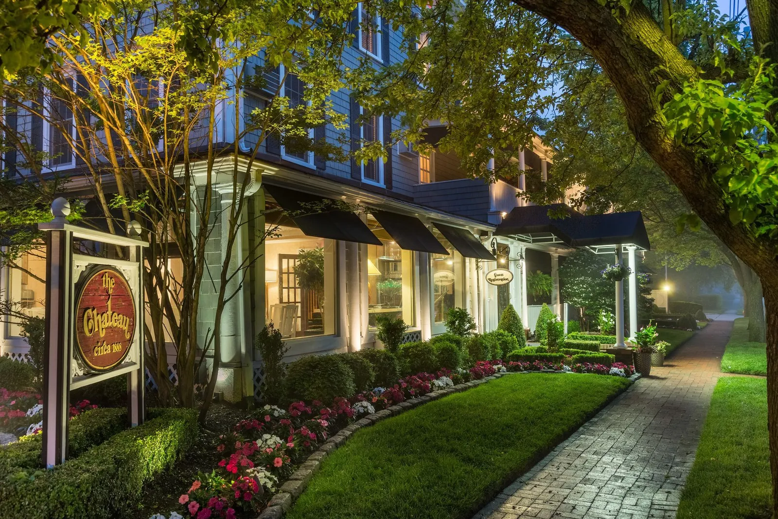 Chateau Inn & Suites
